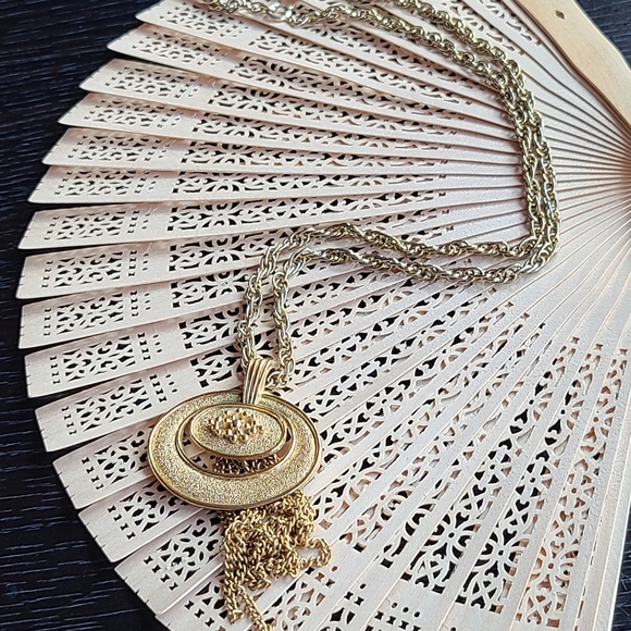 Elegant  Avon Gold Pendant Necklace - Picture 8 of 8